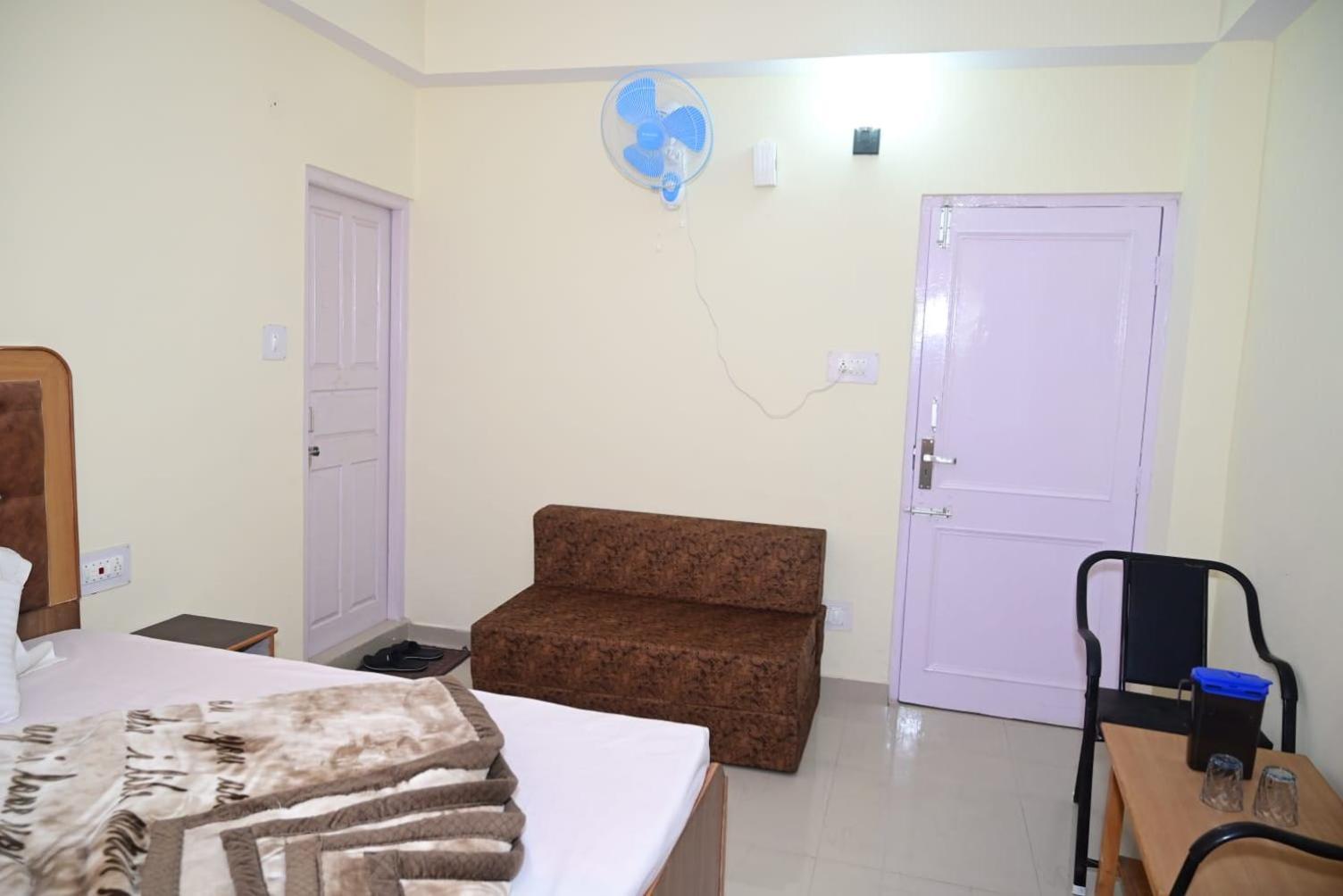 Krishna B&B Near Mall Road شيملا المظهر الخارجي الصورة